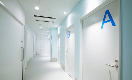 診察室の前の廊下の写真