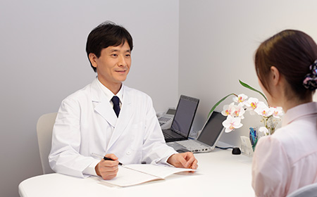 院長 両角和人が診察する写真