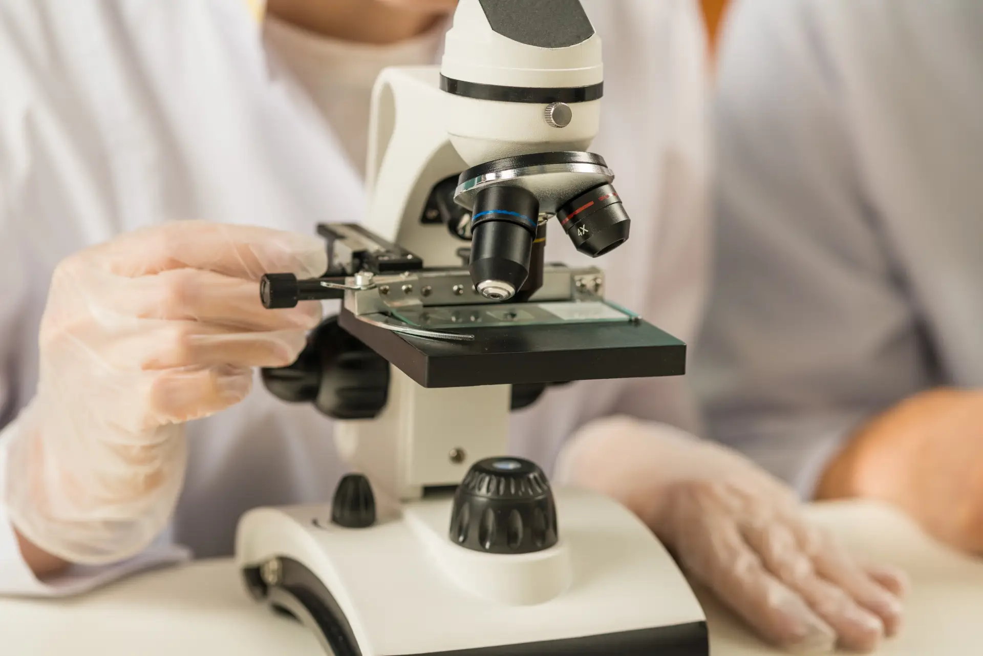 顕微授精(ICSI)の方が高度だから妊娠率も高いとは限らない？体外受精(IVF)との違いと正しい選択法